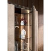 vitrin modern elegans szogletes geometrikus nappali butor led vilagos homokszin ajtos  uveges led vilagitas.jpg